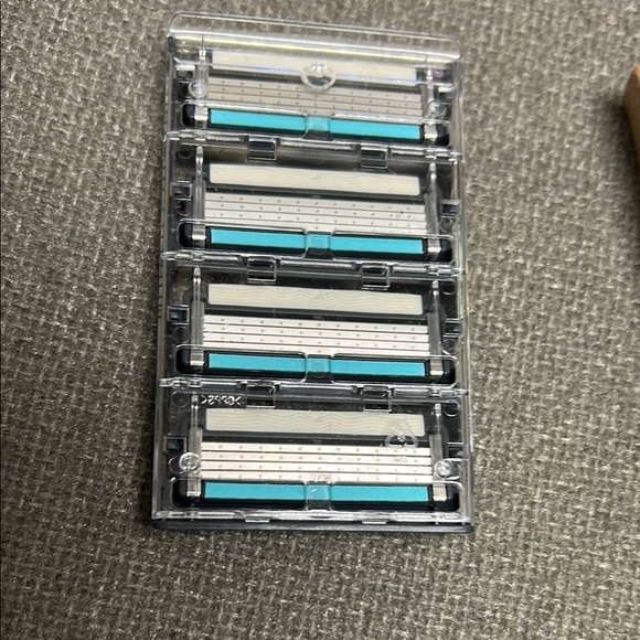 4 Blade All-Terrain Razor - Picture 2 of 2